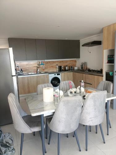 cuisine, Large Apartment, Sea View, Jacuzzi & Family Games in Bordj El Kiffan