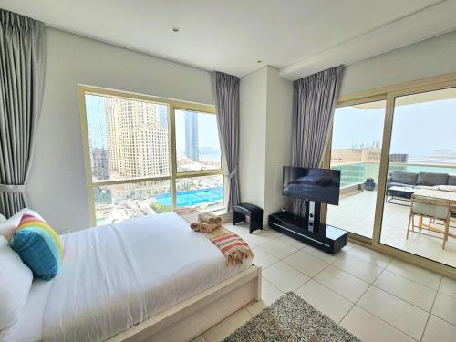 Amazing view- huge balcony- Nr JBR walk and beach - image 14