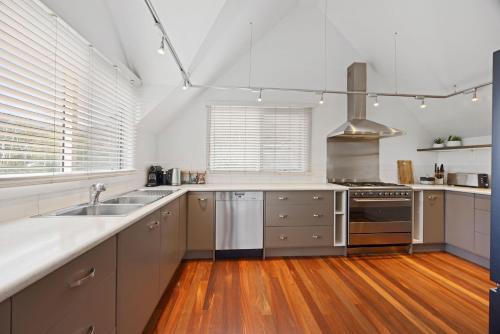 Jarrah Lodge - Sleeps 10 - Merrijig in เมาท์บัตเลอร์