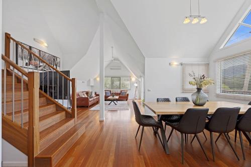 Jarrah Lodge - Sleeps 10 - Merrijig in เมาท์บัตเลอร์