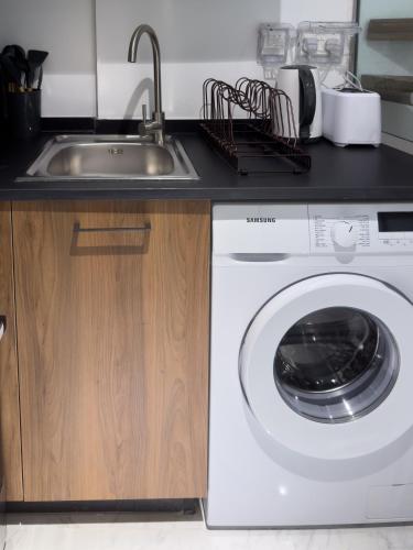 Stylish 2-bedroom Apartment With Jacuzzi in Al Ain International Airport