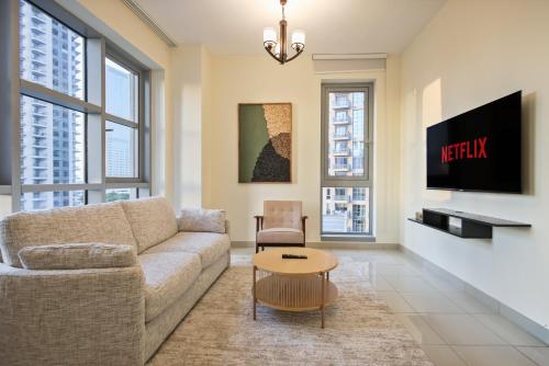Stylish 1BR in Downtown - 5 Min to Burj & Mall, Dubaj
