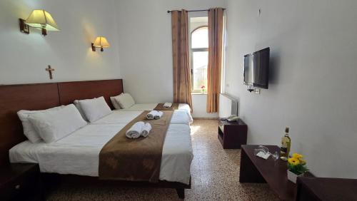 St Thomas Guesthouse - Jerusalem Room Type - Family Room, (1 Double Bed + 1 Single Bed) St Thomas Guesthouse - Jerusalem Room Type - Family Room, (1 Double Bed + 1 Single Bed)