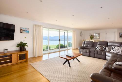 Bruny Horizon - Where the Country meets the Sea in North Bruny