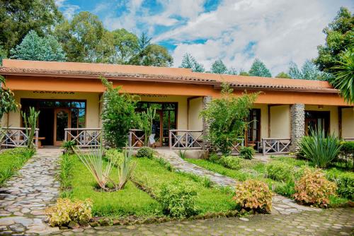 Karisimbi Cave Resort in รูเฮนเกรี