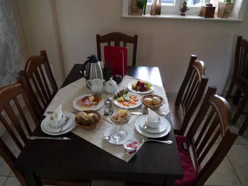 Ēdiens un dzērieni, Cafe im Hof- Bed & Breakfast in Straufhain