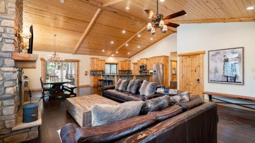 Paradise Pines by AvantStay Beautiful Big Bear Home Only 1 Mile To Snow Summit in Big Bear Lake, USA