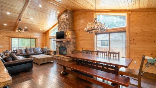 Paradise Pines by AvantStay Beautiful Big Bear Home Only 1 Mile To Snow Summit in Big Bear Lake, USA
