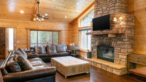Paradise Pines by AvantStay Beautiful Big Bear Home Only 1 Mile To Snow Summit in Big Bear Lake, USA