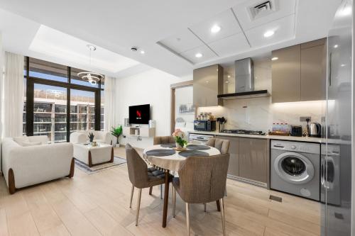 Bright Designer Stay in Luxurious Comfort, Dubái