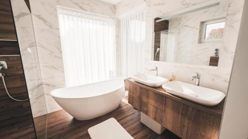 LuxHome by Lake Neusiedl with Jakuzzi in Fertoszentmiklos