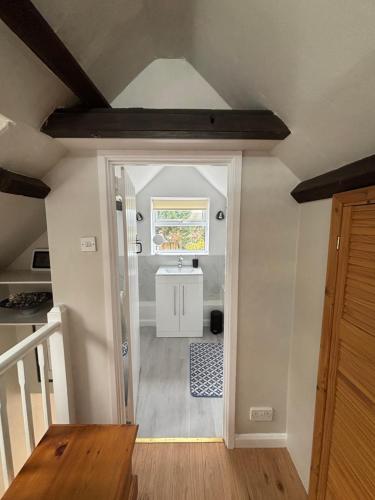 The Corner House, 36, Broadway Road, in อีเวสชาม