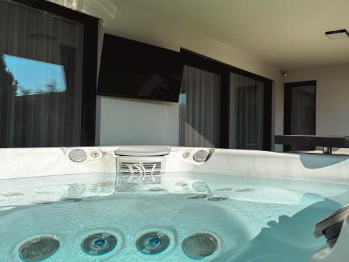 LuxHome by Lake Neusiedl with Jakuzzi in Fertoszentmiklos