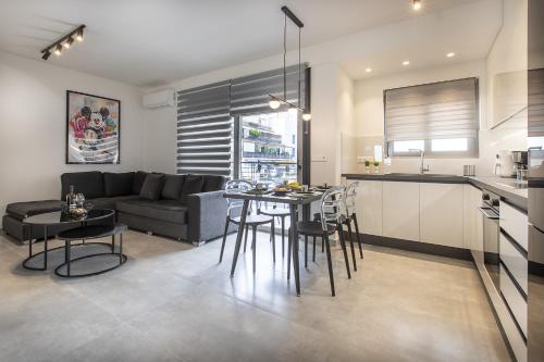 Black & White 2BR Apt steps from Mavili Square