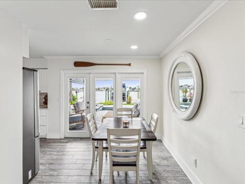 Mookies Beach House in อินเดียนร็อคบีช (FL)