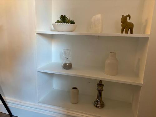 Stylish 1 Bed Edinburgh City Centre Apartment - image 9
