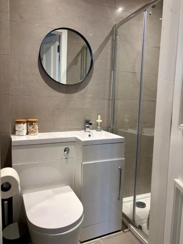 Stylish 1 Bed Edinburgh City Centre Apartment - image 12