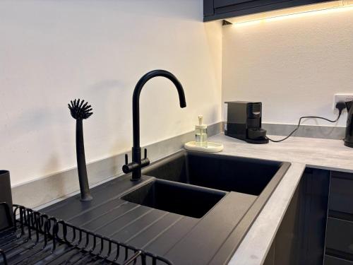 Stylish 1 Bed Edinburgh City Centre Apartment - image 7