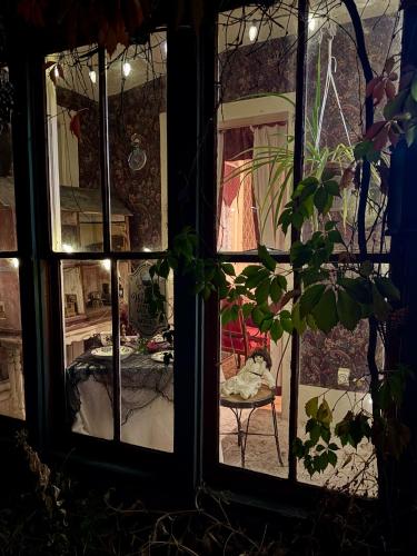 Tesis özellikleri, Pansy’s Parlor Bed & Breakfast in Golden