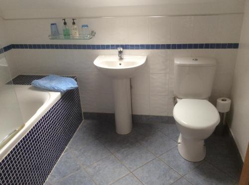 Bathroom, Riverside Cottage B&B in Renfrew
