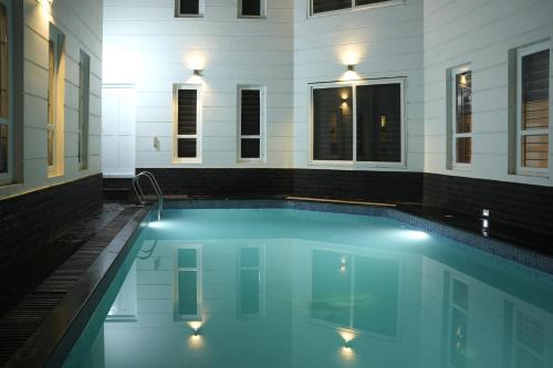 Úszómedence, The Glen By Bloobuck in Cheeral