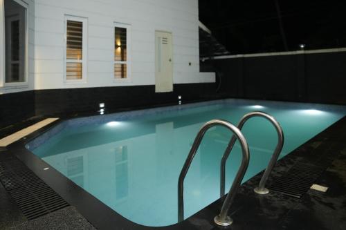 Úszómedence, The Glen By Bloobuck in Cheeral