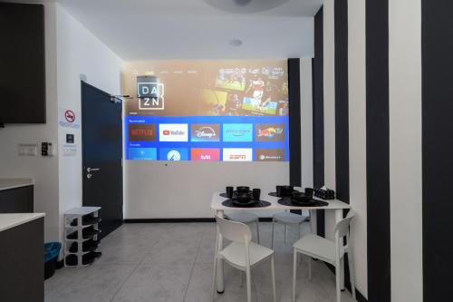 2PAX-4PAX Projector Screen Stay near KLCC & Jelatek LRT Station