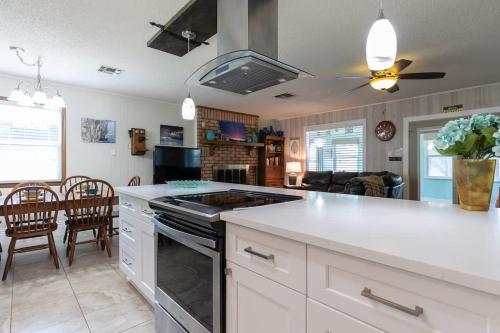 Konyha, Lazy Cove Waterfront Getaway on Lake LBJ! in Kingsland (TX)