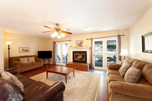 By the River - On The River - WiFi - Cable - Washer - Dryer - Wood Burning Fireplace - Covered Back Deck