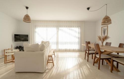 Spectacular Nordic Inspired three bedroom penthouse – khách sạn tại Bahia de Casares