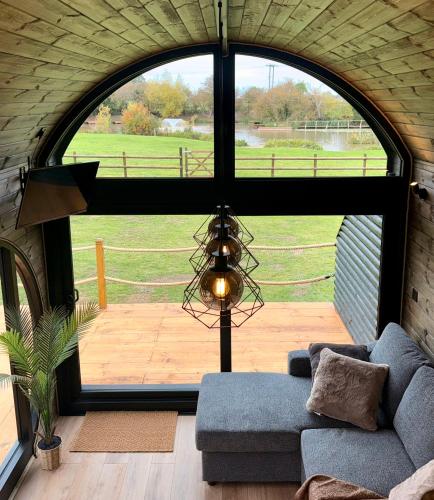Luxury Glamping Pods at Pool House Farm in 立馬斯頓