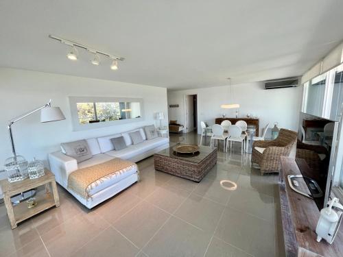 Relaxation and good taste just steps from the sea