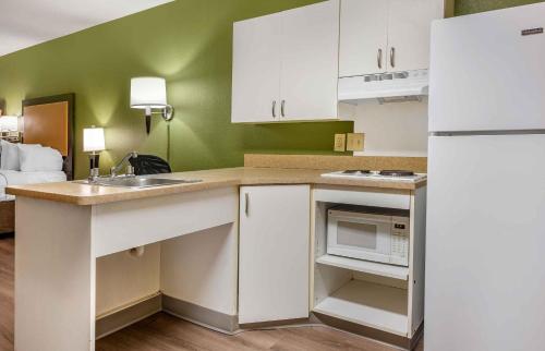 Kitchen, Extended Stay America Suites - Los Angeles - Simi Valley in Simi Valley (CA)