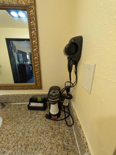 Americas Best Value Inn Old Sacramento - image 9