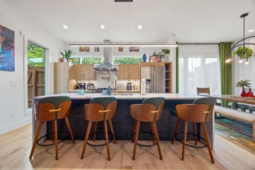 FIFA Atlanta Luxury Stay -3 Miles to Downtown with Hot Tub - GameRoom - Sleeps 10 in Edgewood