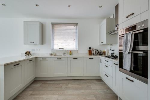 Stylish 4-BR House with 3 Ensuite & Free Parking in Oxford Külváros