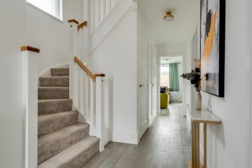 Stylish 4-BR House with 3 Ensuite & Free Parking in Oxford Külváros