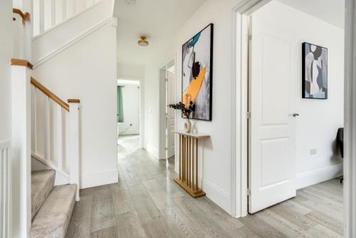 Stylish 4-BR House with 3 Ensuite & Free Parking in Oxford Külváros