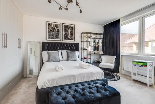 Stylish 4-BR House with 3 Ensuite & Free Parking in Oxford Külváros