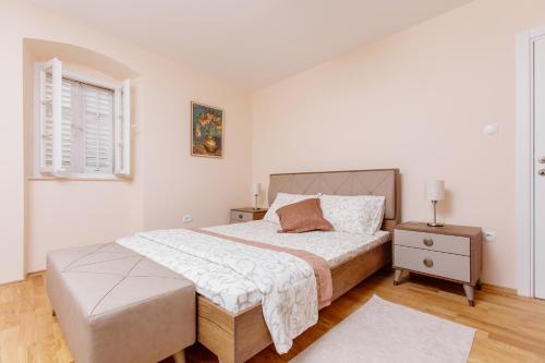 Old Town Museum Square Apartment - image 5