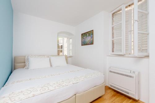 Old Town Museum Square Apartment - image 2