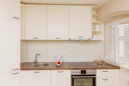 Old Town Museum Square Apartment - main image