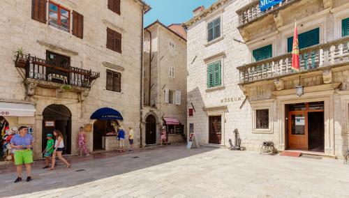 Old Town Museum Square Apartment - image 9