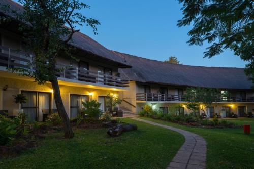 Azambezi River Lodge