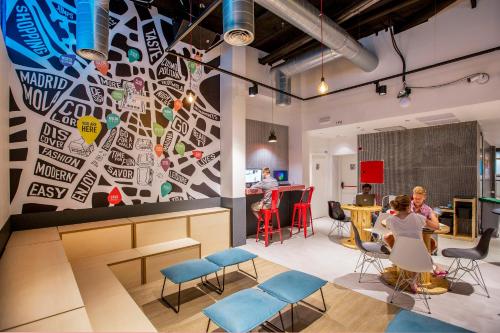 Общ салон/телевизионна зона, Mola Hostel in Мадрид