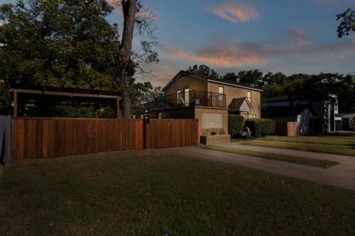 5BR Historic Home 5 min to Downtown Dallas with Large Balcony, 2 Dining Areas, 3 Fireplaces & Soakin – khách sạn tại Cedars