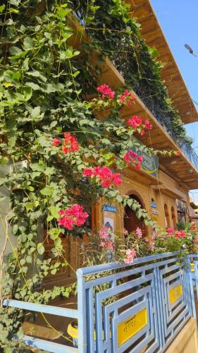 Jaisalmer Hostel Crowd in Jaisalmer