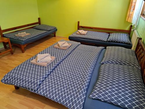 1 double bed, 2 twin beds
