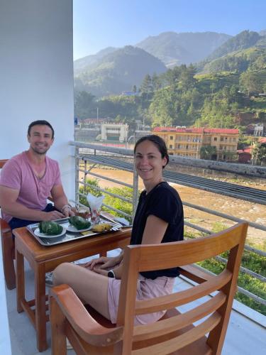 Moon Hotel ,taxi ,trek & Spa in Lao San Chay