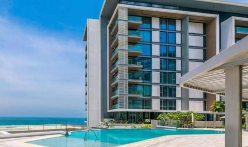 2 Bedroom Bluewaters Retreat with Office and Pool Views, Дубай (фото 2)